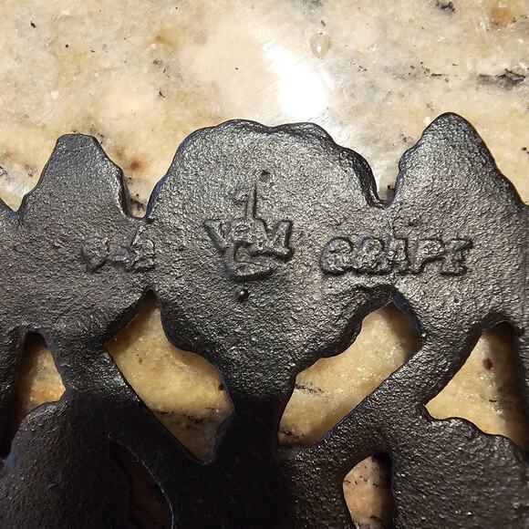 Pair of Virginia Metalcrafters "Grapes" Hanging Cast Iron Trivets - Picture 4 of 6